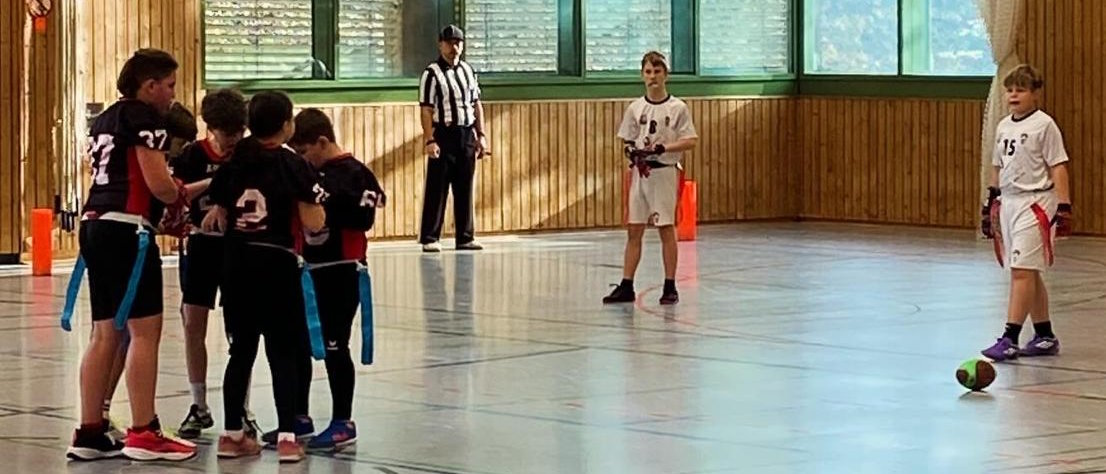 Königsbrunn Ants U13 im Huddle, Augsburg Centurions Defense erwartet sie