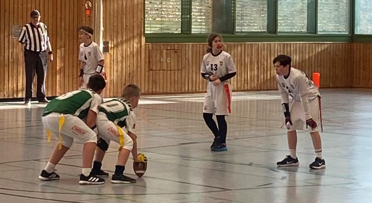 Landsberg X-Press U13 beim Snap, Augsburg Centurions U13 Defense steht bereit